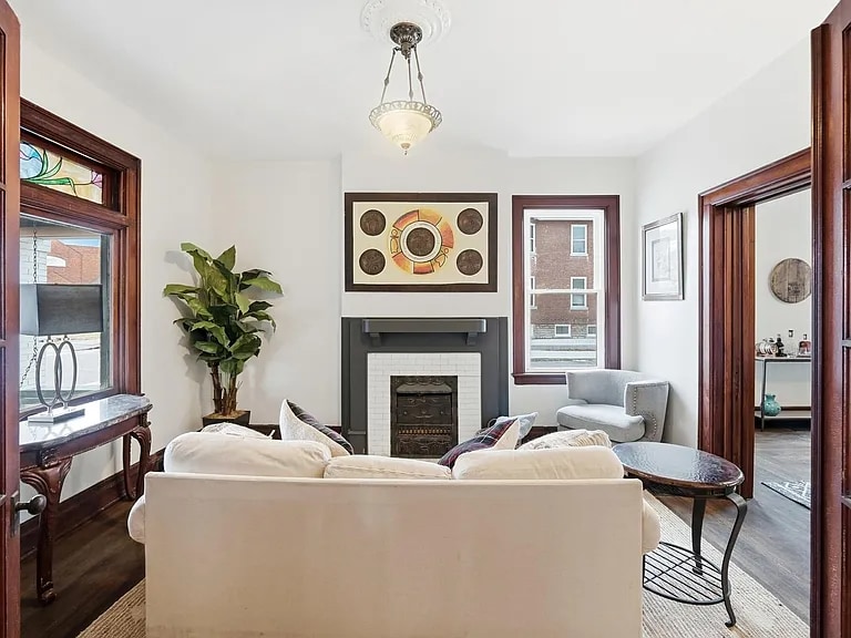 Building Photo - 402 E 18th St