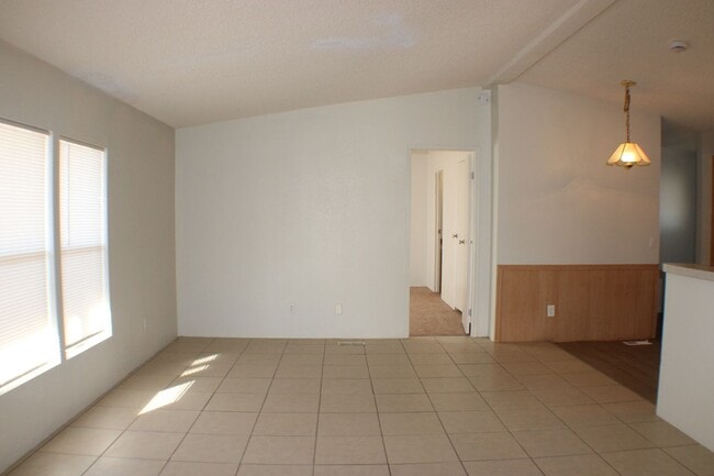 Building Photo - Spacious 3-Bed, 2-Bath Mobile Home in California City – Convenient & Cozy!
