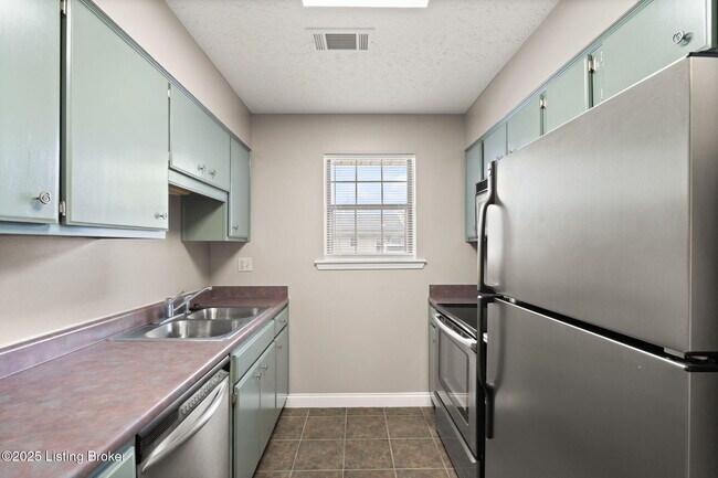 Building Photo - 703 Victoria Ct