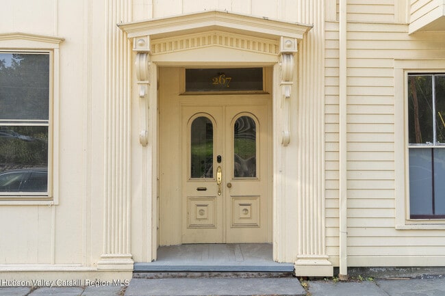 Building Photo - 267 Main St