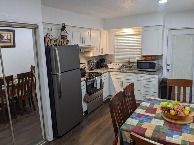 Building Photo - 2 Bed / 1 Bath Cozy Downtown Duplex Apartment