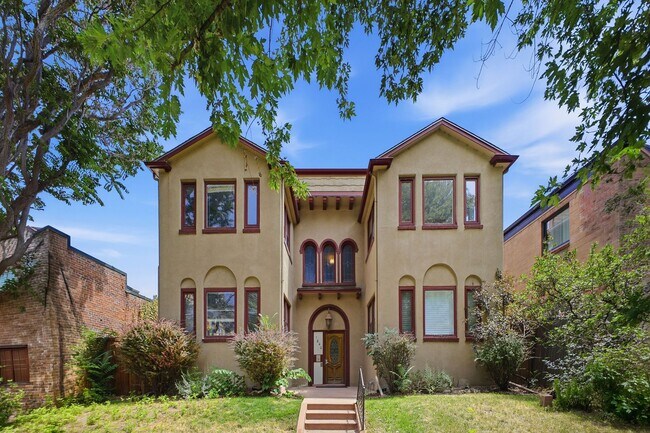 Building Photo - Charming 2-bedroom, 1-bath condo located in the heart of Denver