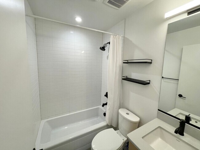 Building Photo - 4-Star Green Built 3-bed, 2 bath Modern Townhome with Views!