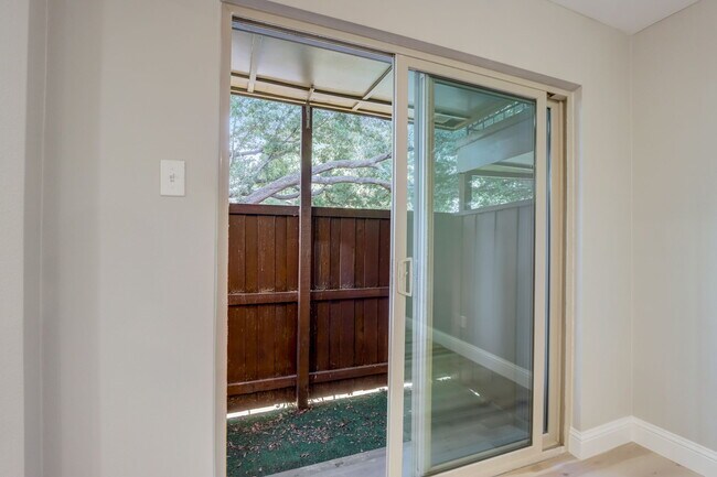 Building Photo - 5814 Sandhurst Ln
