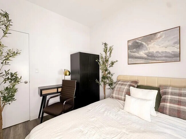Building Photo - Furnished room/NOT APARTMENT