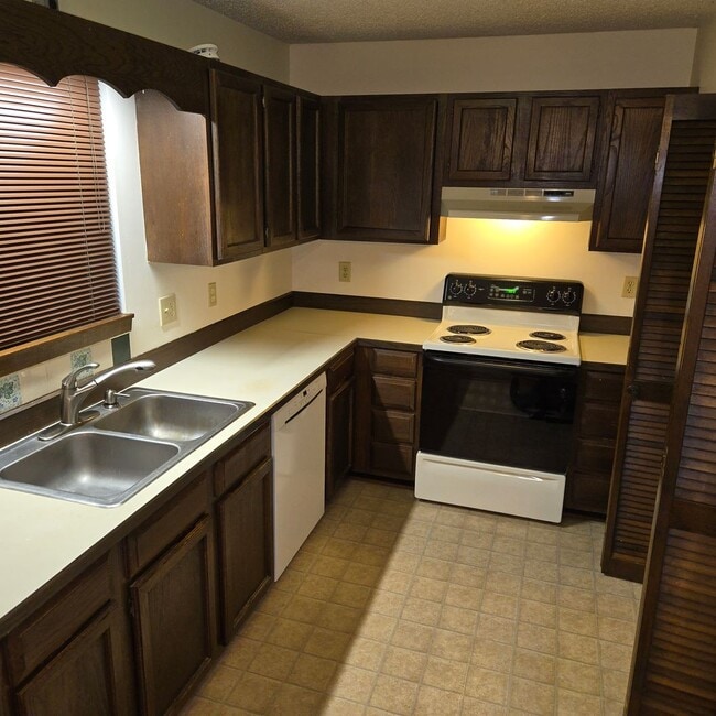 Building Photo - 2 Bed 1.5 Bath North Johnson City Duplex S...