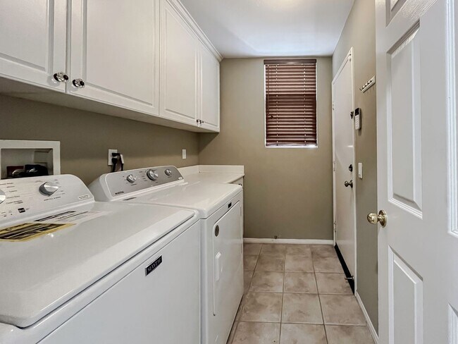 Building Photo - MUST SEE! Beautiful 3 bedroom + Loft + Office Space (or convert to 4th bedroom) + Large Backyard ...