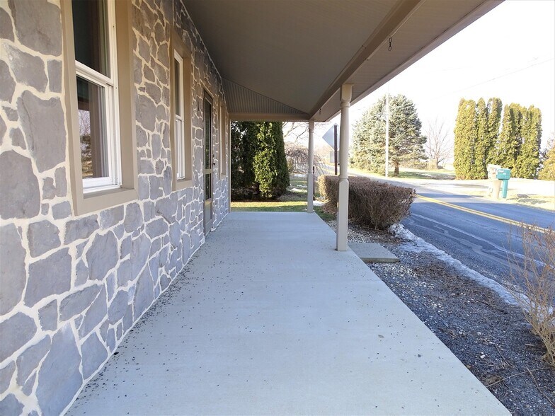 Building Photo - 454 Race Rd