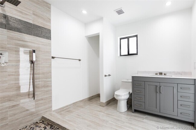 Building Photo - 1001 NW 6th Dr