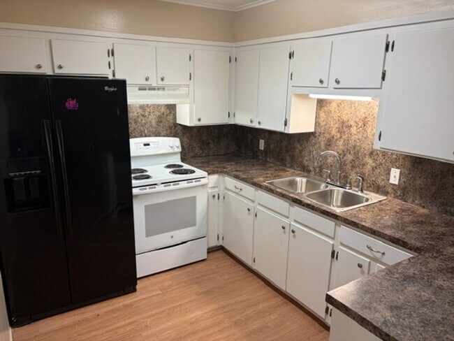 Building Photo - Beautiful Southern Hills 3 Bedroom Home