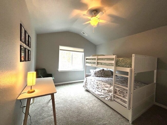 Building Photo - Seasonal Rental - Available August 16, 202...