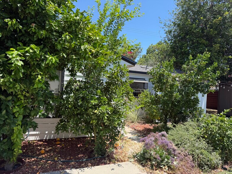 Building Photo - 15104 Runnymede St