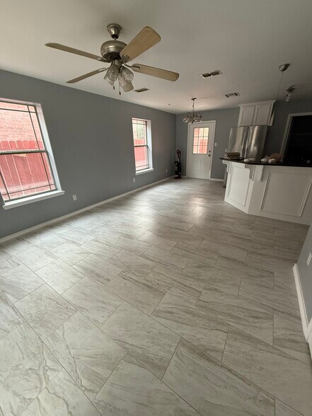 Building Photo - 106 S 48th Ln