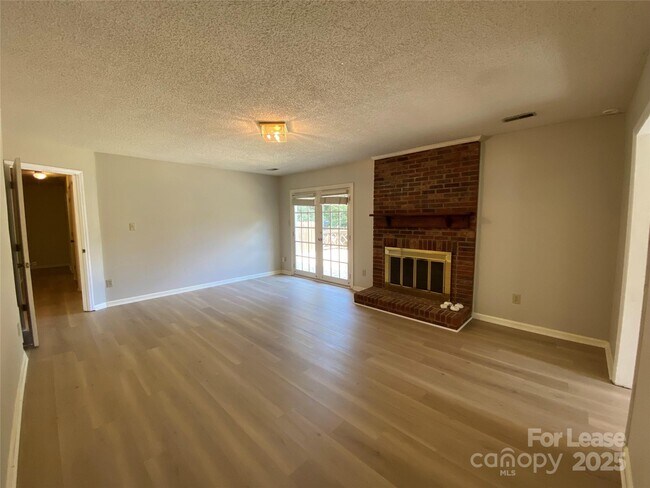 Building Photo - 1025 Thornsby Ln