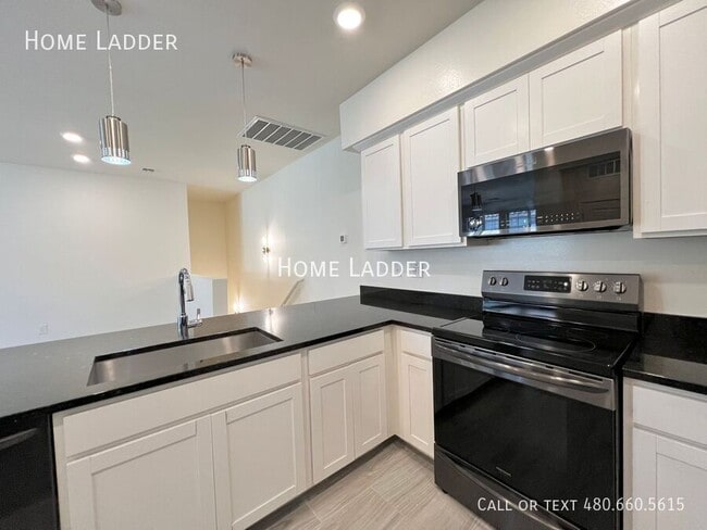 Building Photo - 2722 S Cavalier Dr