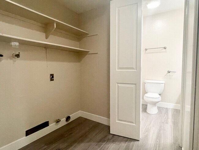 Building Photo - REMODELED Condo in Melrose Park!