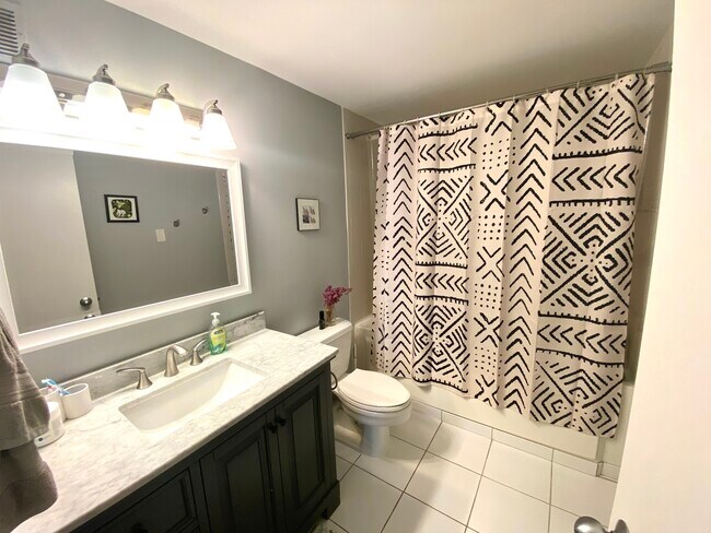 Building Photo - 1250 W Van Buren St