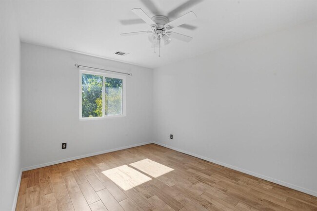 Building Photo - 617 Riverway Ln