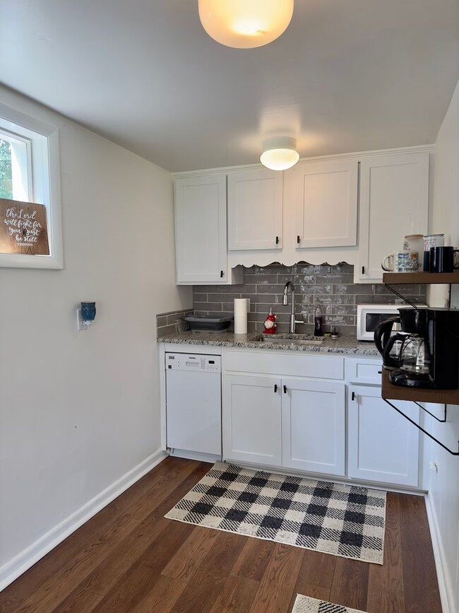 Building Photo - 104 Stratford Ct