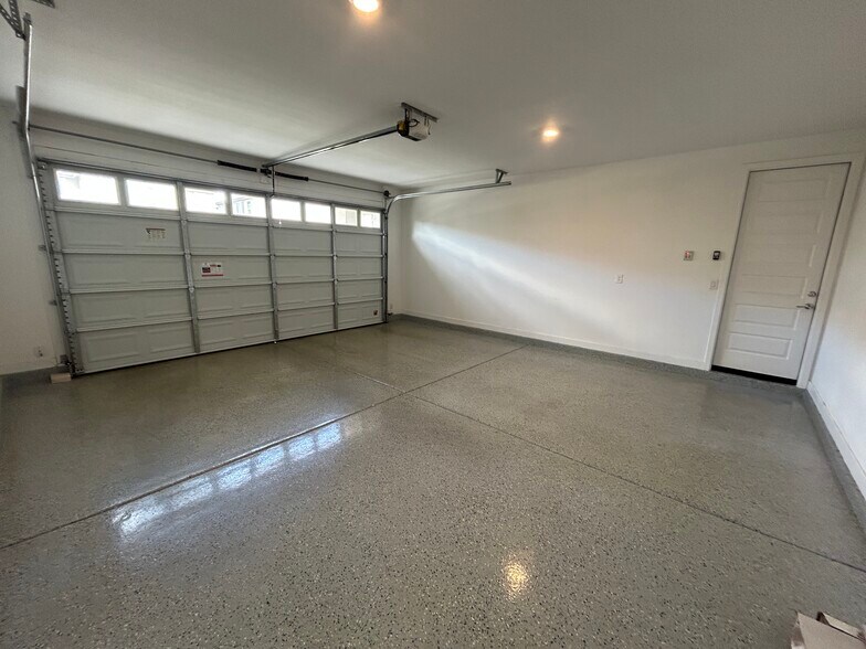 Building Photo - 2521 E Athena Ave