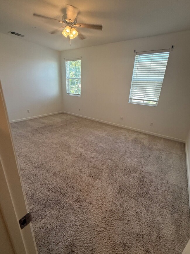 Building Photo - $500 OFF MOVE IN - Must take possession within 14 days.  Located in the desirable Vista Bella com...