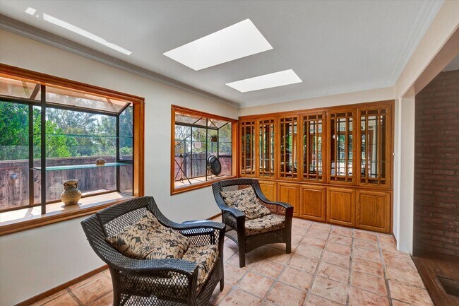 Building Photo - 5-Bedroom Home in Desirable Friendly Hills...