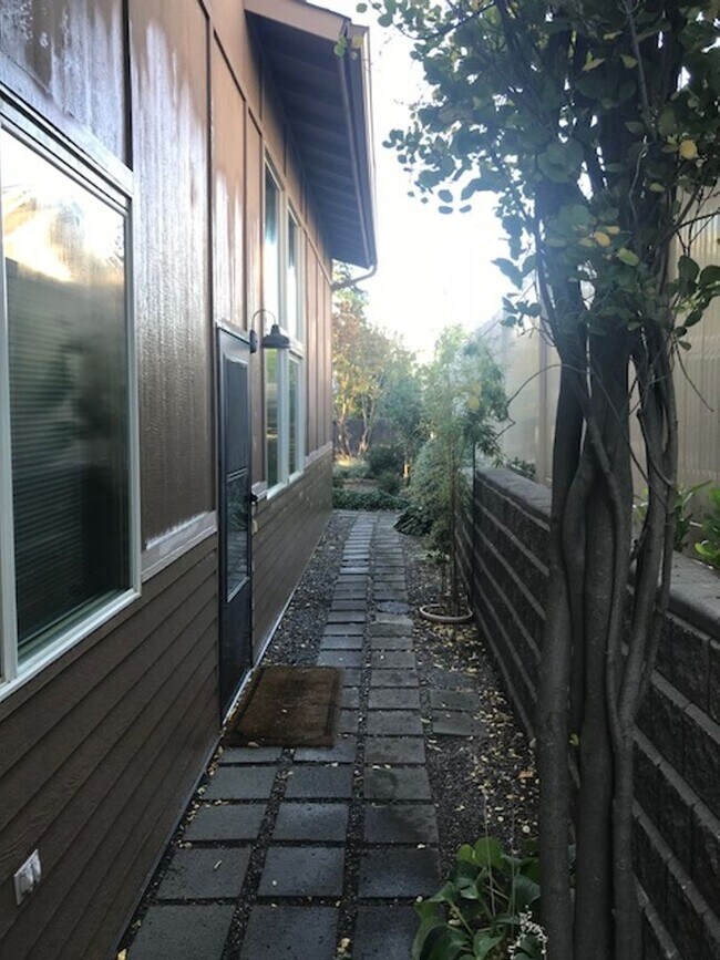 Building Photo - Unique 36th Ave Duplex - 2 Bed, 2 Bath on South Hill!