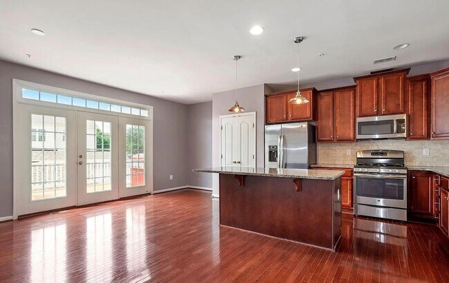 Building Photo - 3 Level END UNIT townhouse in Market Squar...