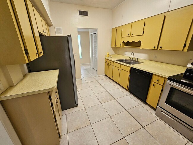 Building Photo - 6 Bedroom/3 Bath home in Black Acres