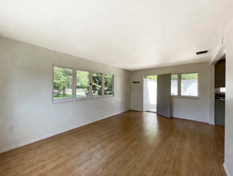 L/R view toward door - 5033 Campo Rd