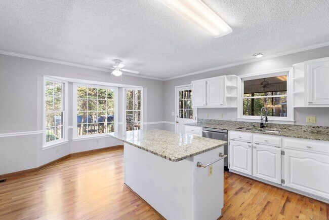 Building Photo - Beautiful Home in Greer Country Club Estates W/Bonus Room