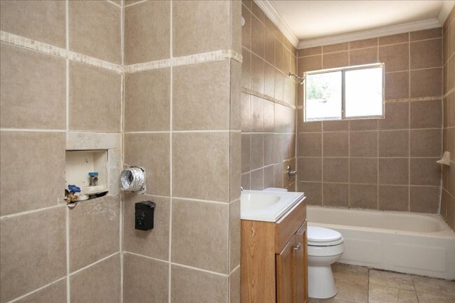 Building Photo - 3bd/1ba w/ Side Porch and Fully Fenced In Backyard!