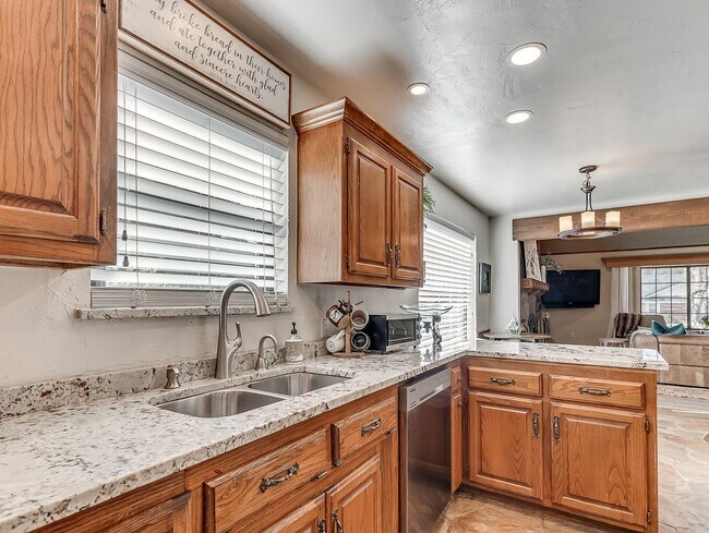 Building Photo - Fully Furnished Short Term Rental