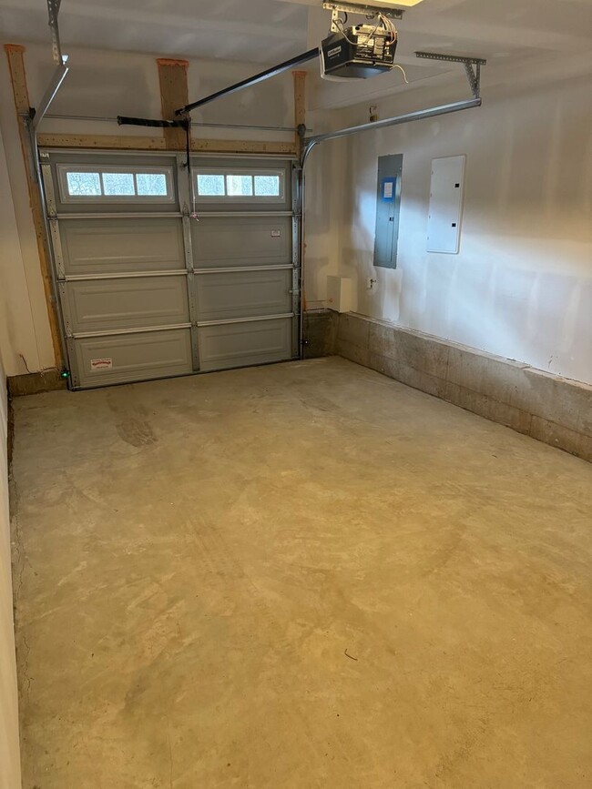 Building Photo - New Harleysville 3 Bedroom End unit Townho...