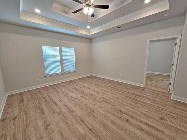 Building Photo - Elegant 4-Bedroom Lake Park Home with Open Layout, Modern Finishes, and Fenced Yard