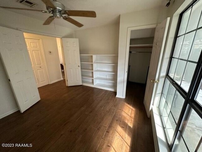 Building Photo - 3 bed, 2 bath townhouse AVAILABLE NOW!!!
