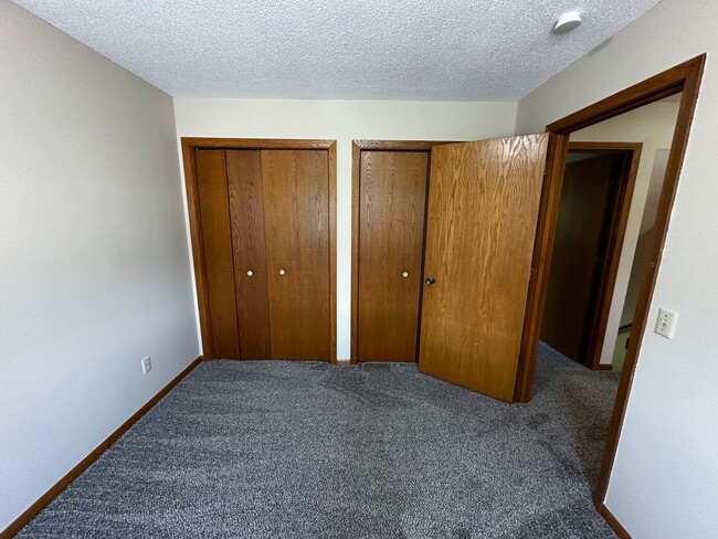 Building Photo - 2 bed 2 Bath 2 Story Townhome