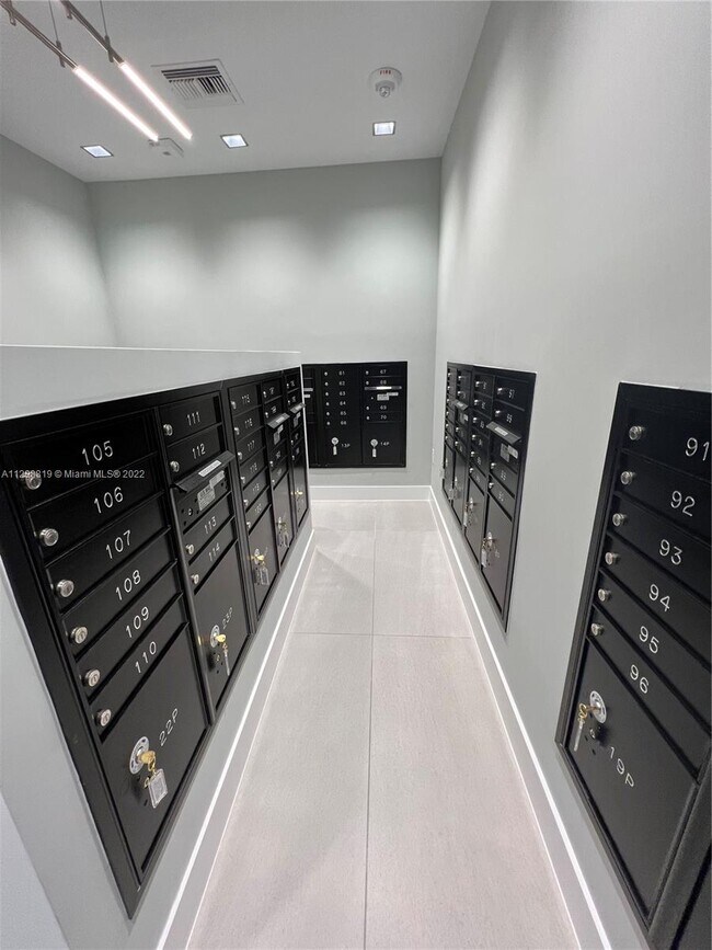 Building Photo - 401 Hialeah Dr