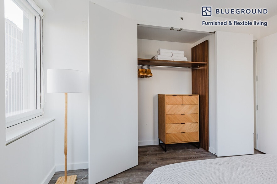 Building Photo - 70 W 45th St