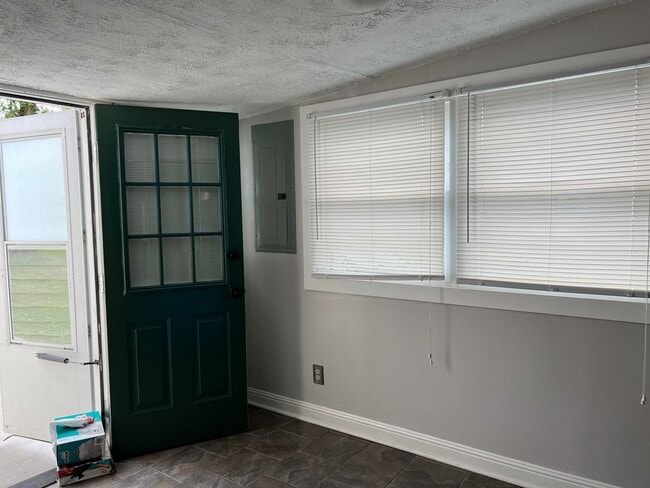 Building Photo - 3 bed 2 full bath -one level house in Jone...