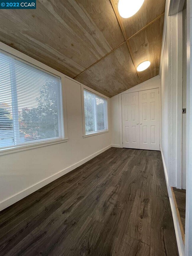 Building Photo - 1930 Stuart St