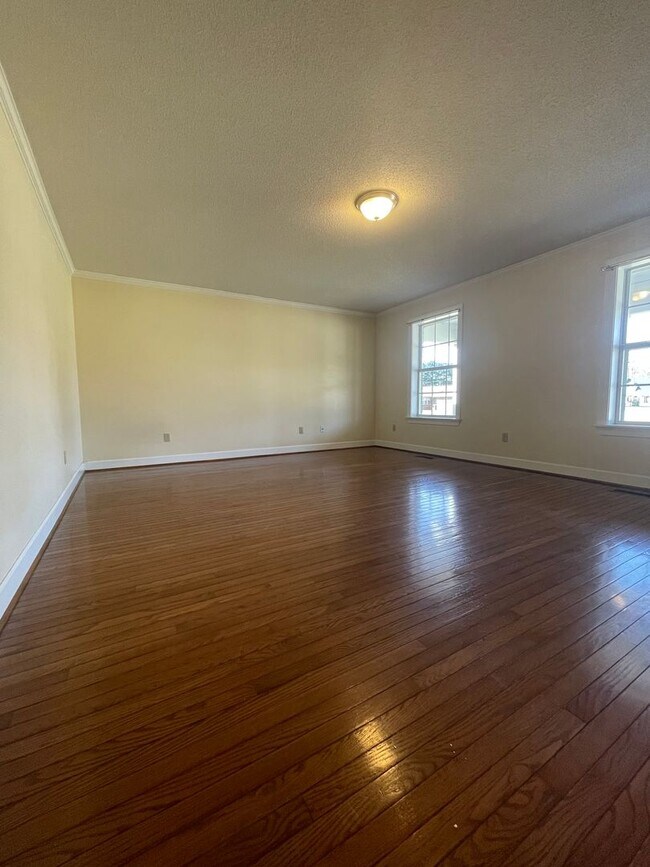 Building Photo - Spacious country home for lease