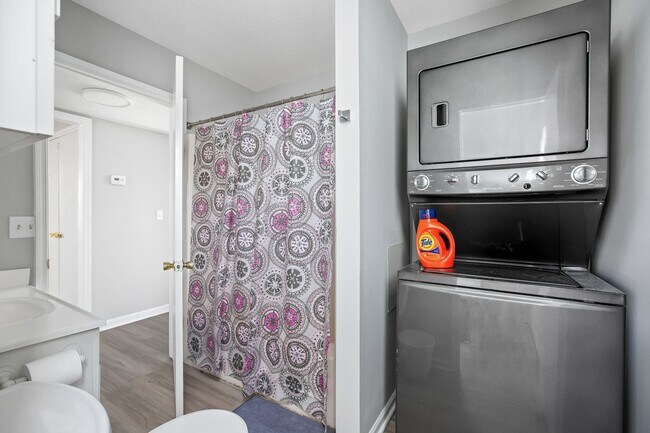 Building Photo - Spacious 3 bed 2 Bathroom House in Peace Haven Rd Winston-Salem