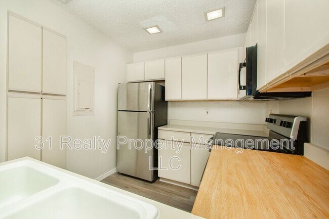 Building Photo - 4242 N Capistrano Dr