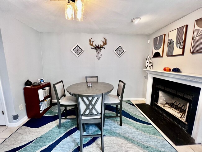Building Photo - Beautiful End Unit Townhouse