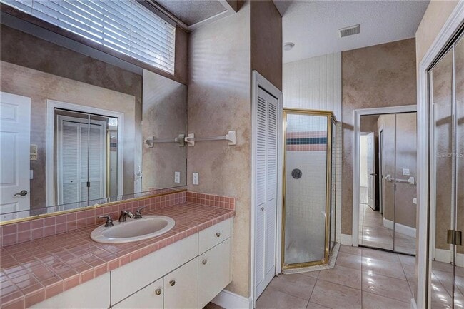 Building Photo - 2208 Hampstead Ct