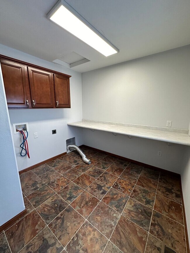 Building Photo - 3 Bedroom House!