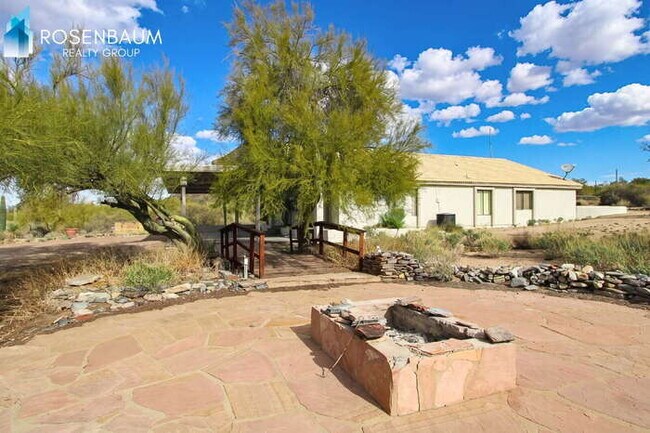 Building Photo - Stunning 2-beds, 2-baths Desert Retreat  in the highly desirable North Scottsdale area!