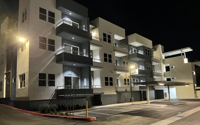 Building Photo - 2 bedrooms 2 baths in Escondido over at the GRAND VIEW APARTMENTS