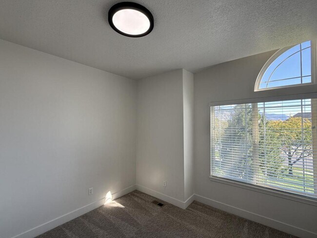 Building Photo - 152 W 4050 N